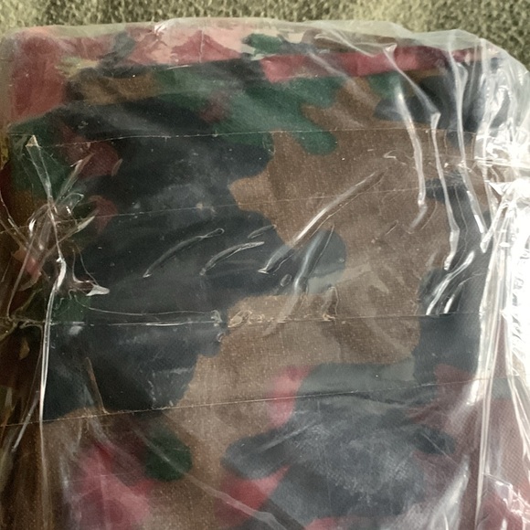 Swiss Camo wet weather poncho. No size listed. Assume size is one size fits most - Picture 4 of 4